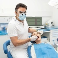Zahnarzt Stachus M&uuml;nchen Innenstadt - Munich Dental Works - Behandlung