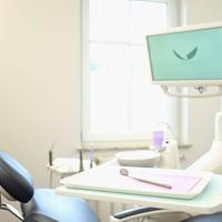 https://downloadimedode.s3.amazonaws.com/arzt_premium/385194-dr-med-dent-thomas-loeffler/Neue%20Bilder%20700px/Behandlungszimmer_700px.jpg