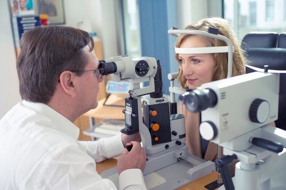 Augenuntersuchung bei Augenarzt Bertram Meyer Augenzentrum K&ouml;ln