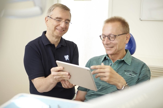 Patientengespräch Zahnarztpraxis Dr. Thomas Röder & Kollegen Wetzlar