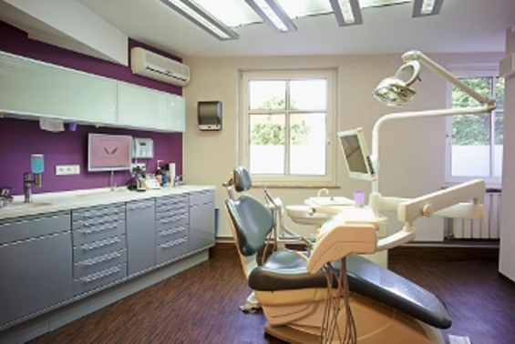 https://downloadimedode.s3.amazonaws.com/arzt_premium/385194-dr-med-dent-thomas-loeffler/Neue%20Bilder%20700px/Behandlung%204_700px.jpg