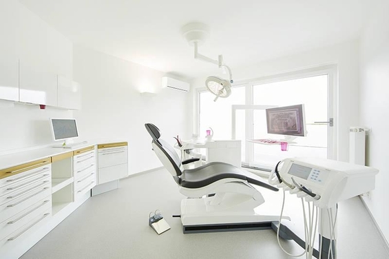 Die Oralchirurgen Wiesloch Dr. Klug Dr. Roers Behandlungszimmer
