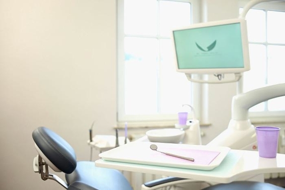 https://downloadimedode.s3.amazonaws.com/arzt_premium/385194-dr-med-dent-thomas-loeffler/Neue%20Bilder%20700px/Behandlungszimmer_700px.jpg
