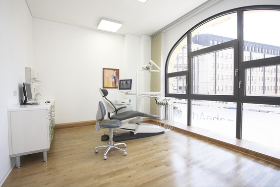 Behandlungszimmer - Zahnarzt Berlin Mitte - Dr. Sam Blum und Catia Santos