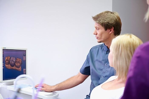 https://downloadimedode.s3.amazonaws.com/arzt_premium/385194-dr-med-dent-thomas-loeffler/Neue%20Bilder%20700px/Behandlung_700px.jpg